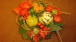 Herbstdeko basteln mit Naturmaterialien. Blumenstrauß mit Zierkürbisse